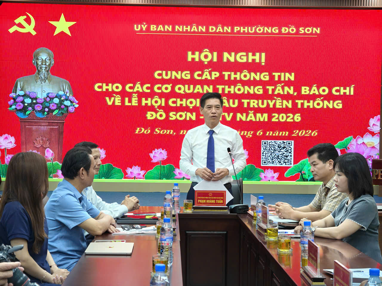 Ông Phạm Hoàng Tuấn, Phó Chủ tịch Thường trực UBND phường Đồ Sơn cung cấp thông tin cho các phóng viên tại hội nghị.