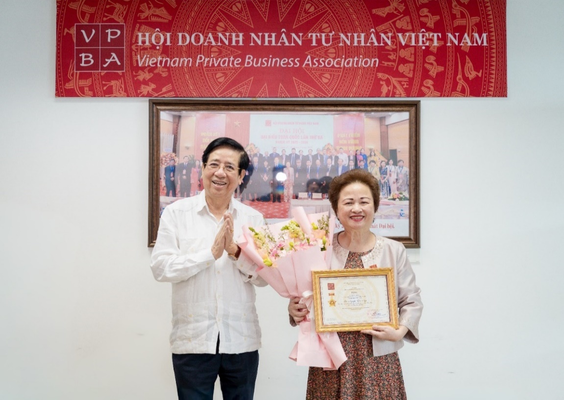 PGS.TS Nguyễn Trọng Điều, Chủ tịch Hội Doanh nhân Tư nhân Việt Nam, trao kỷ niệm chương cho bà Nguyễn Thị Nga.