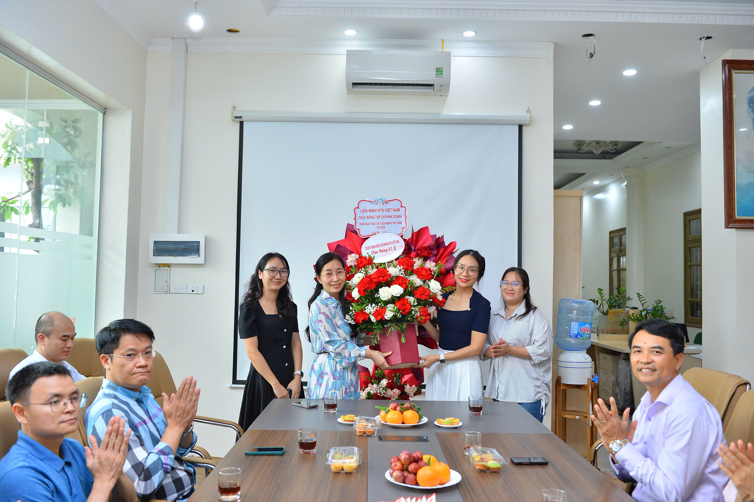 Đoàn Thanh niên niên minh HTX Việt Nam tặng hoa chúc mừng Tạp chí Kinh Doanh.