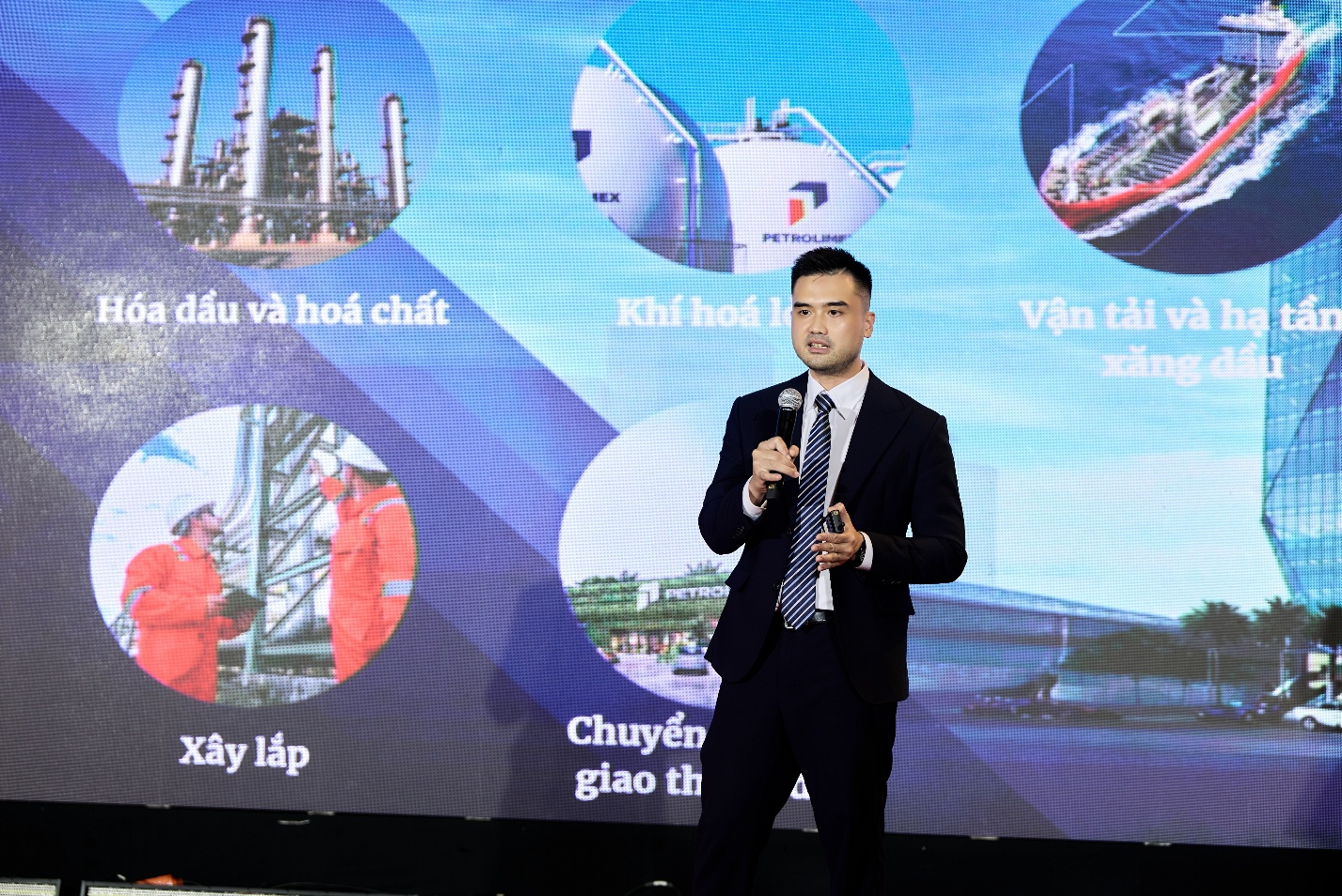 Ông Nguyễn Minh Đại – Trưởng Phòng Kinh doanh Petrolimex Aviation trình bày tham luận tại hội thảo.