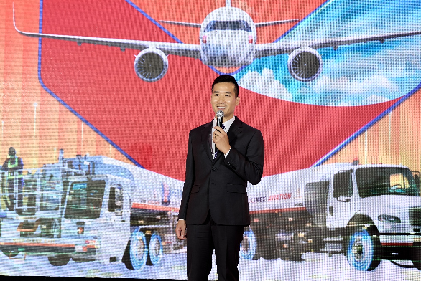 Ông Lương Hồ Anh – Phó Tổng Giám đốc Petrolimex Aviation phát biểu khai mạc hội thảo.