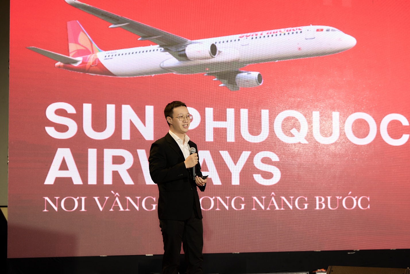 Ông Phan Anh Nghĩa – Phó Phòng Phát triển Mảng bay Sun PhuQuoc Airways trình bày tham luận tại hội thảo.