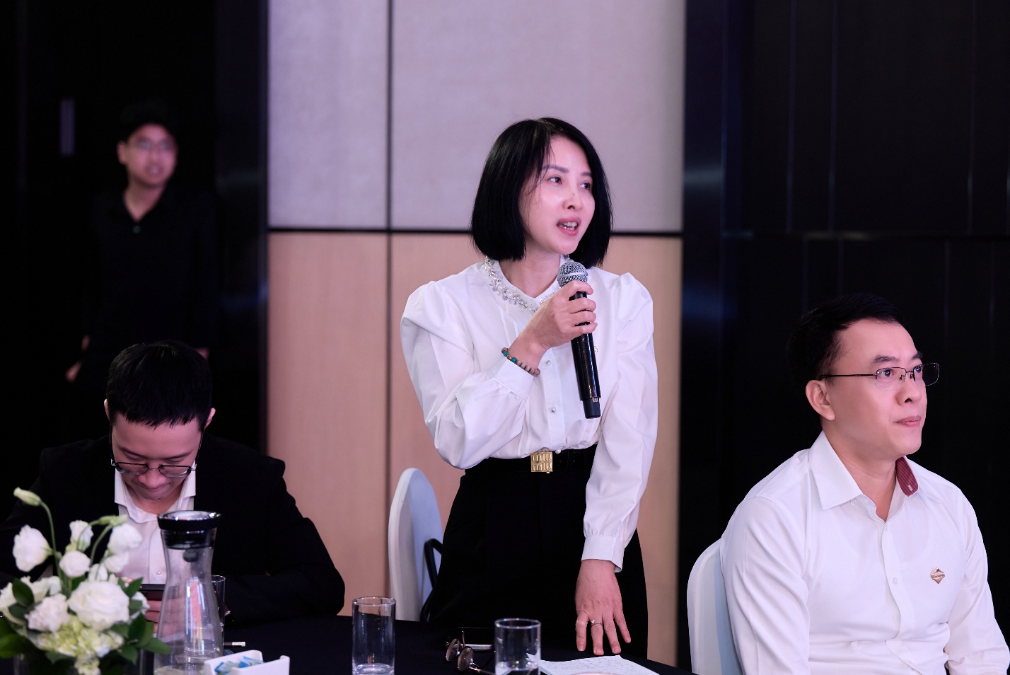 Các diễn giả trao đổi tại hội thảo.