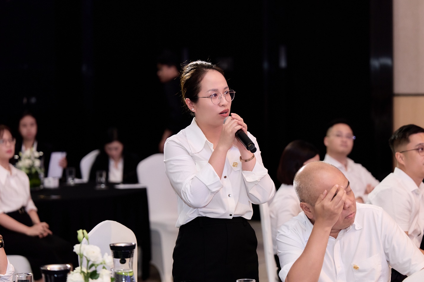 Các diễn giả trao đổi tại hội thảo.