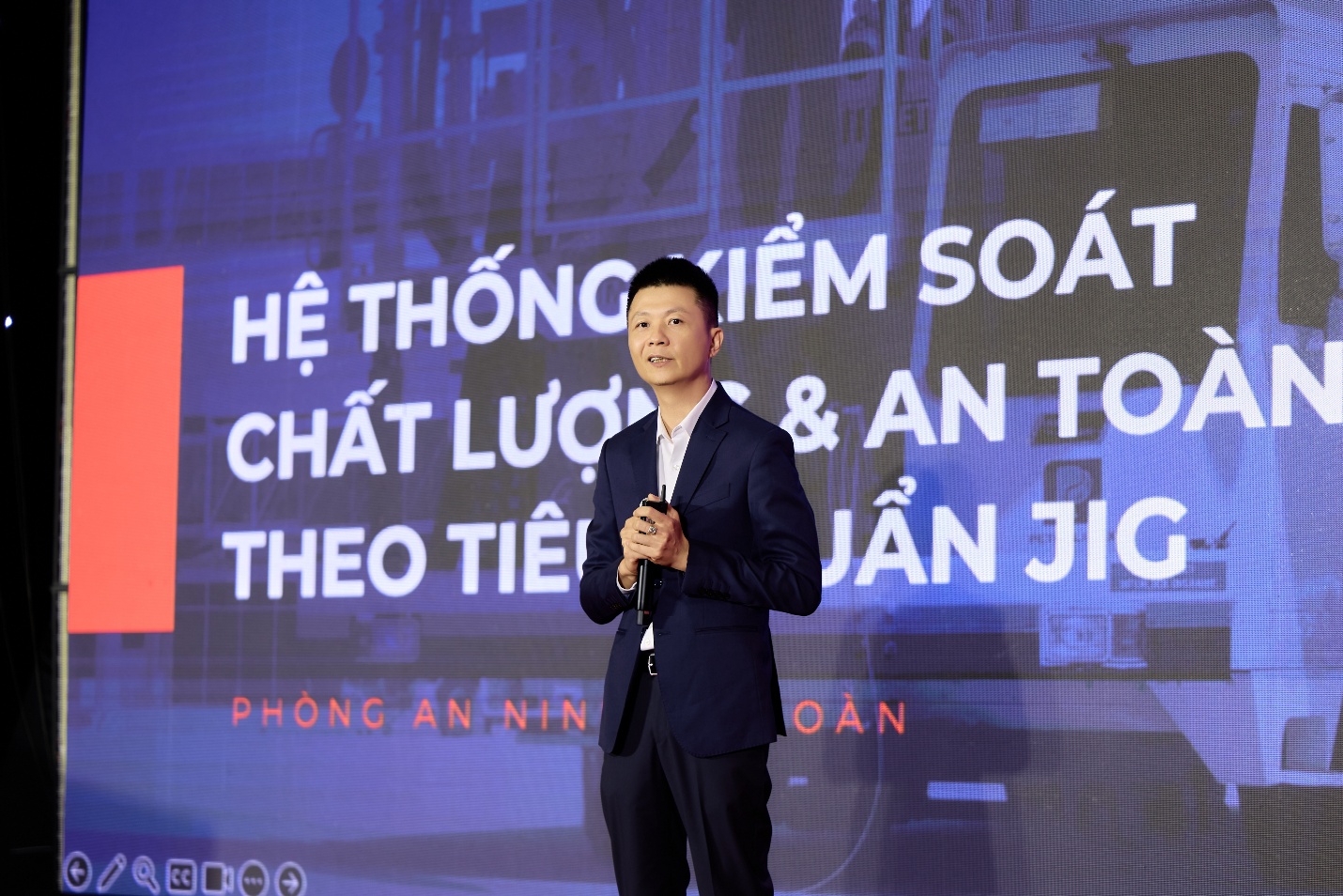 Ông Đinh Mạnh Cường – Phó Trưởng Phòng ANAT Petrolimex Aviation trình bày tham luận.
