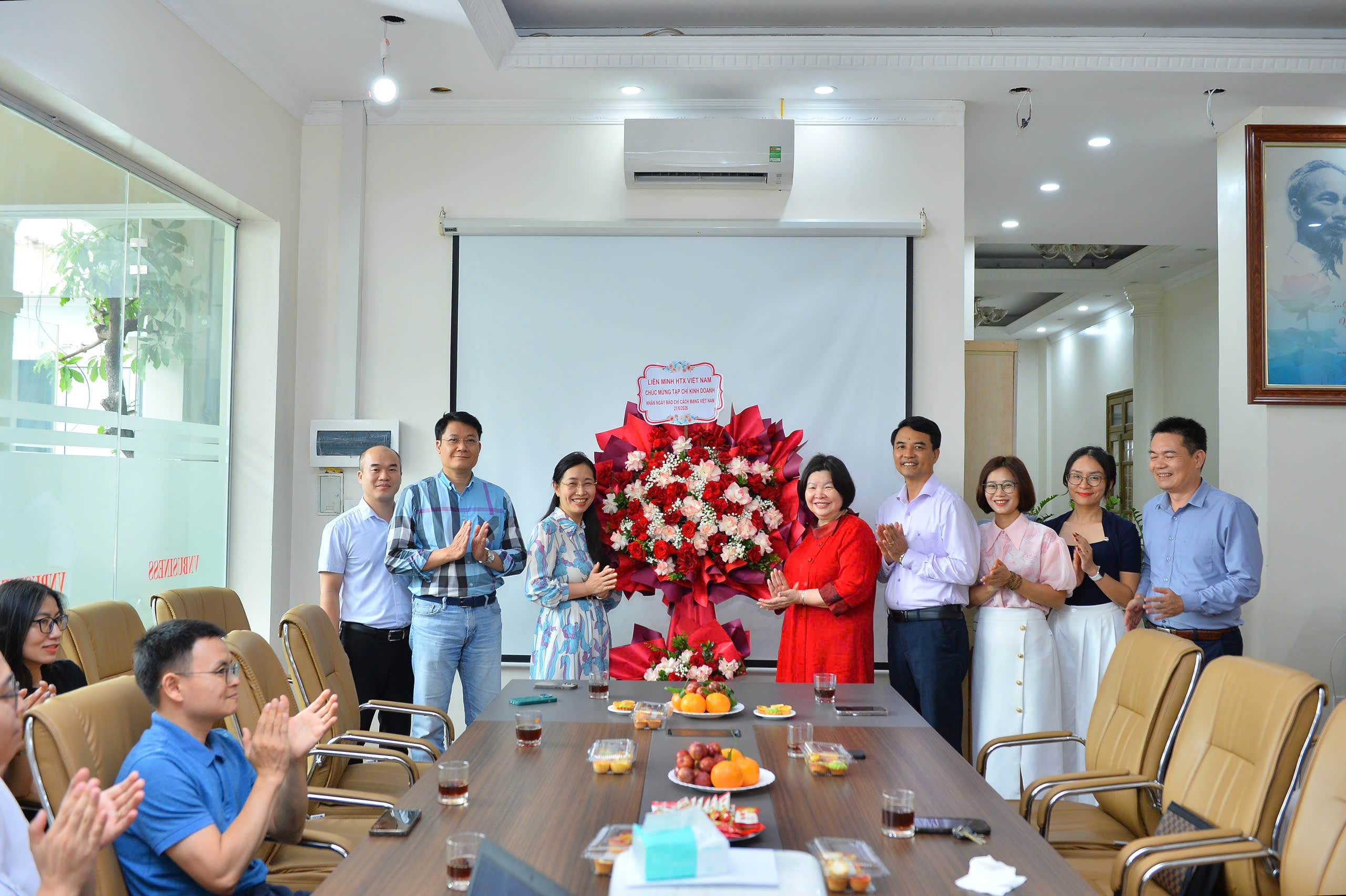 Chủ tịch Liên minh HTX Việt Nam Cao Xuân Thu Vân tặng hoa chúc mừng Tạp chí Kinh Doanh.