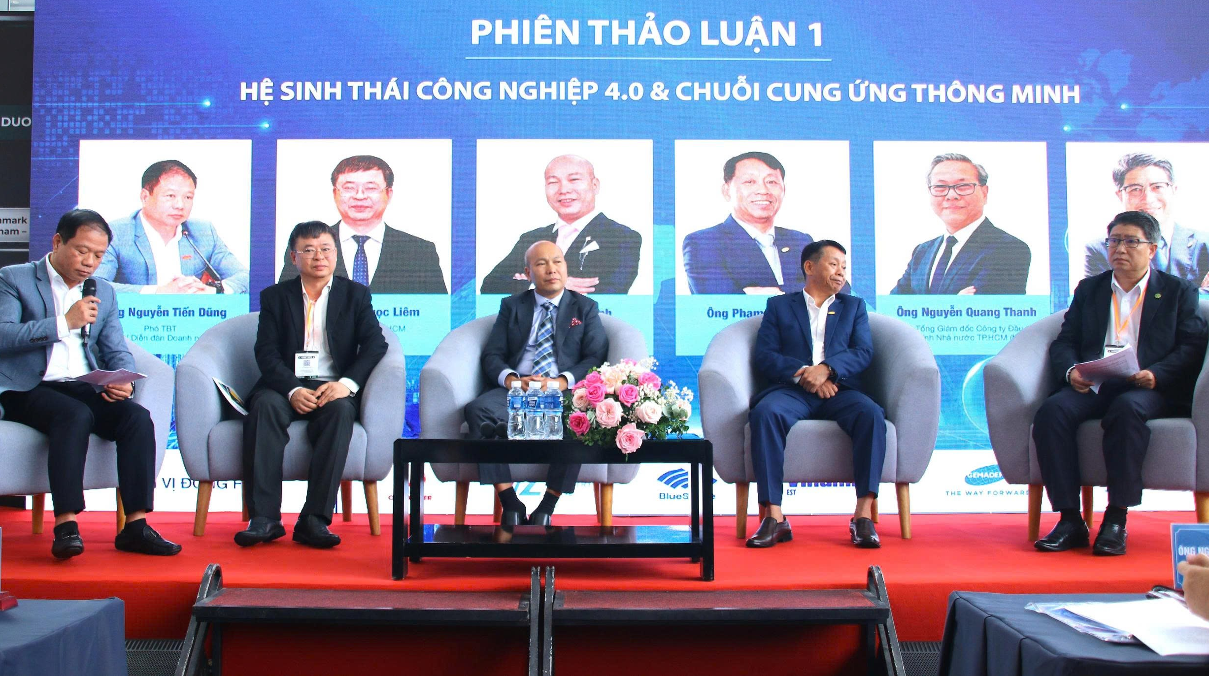 Các chuyên gia thảo luận tại diễn đàn.
