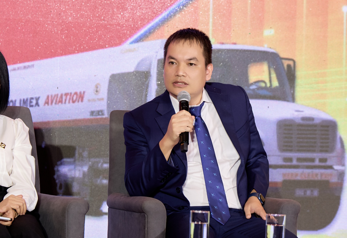 Các diễn giả trao đổi tại hội thảo.
