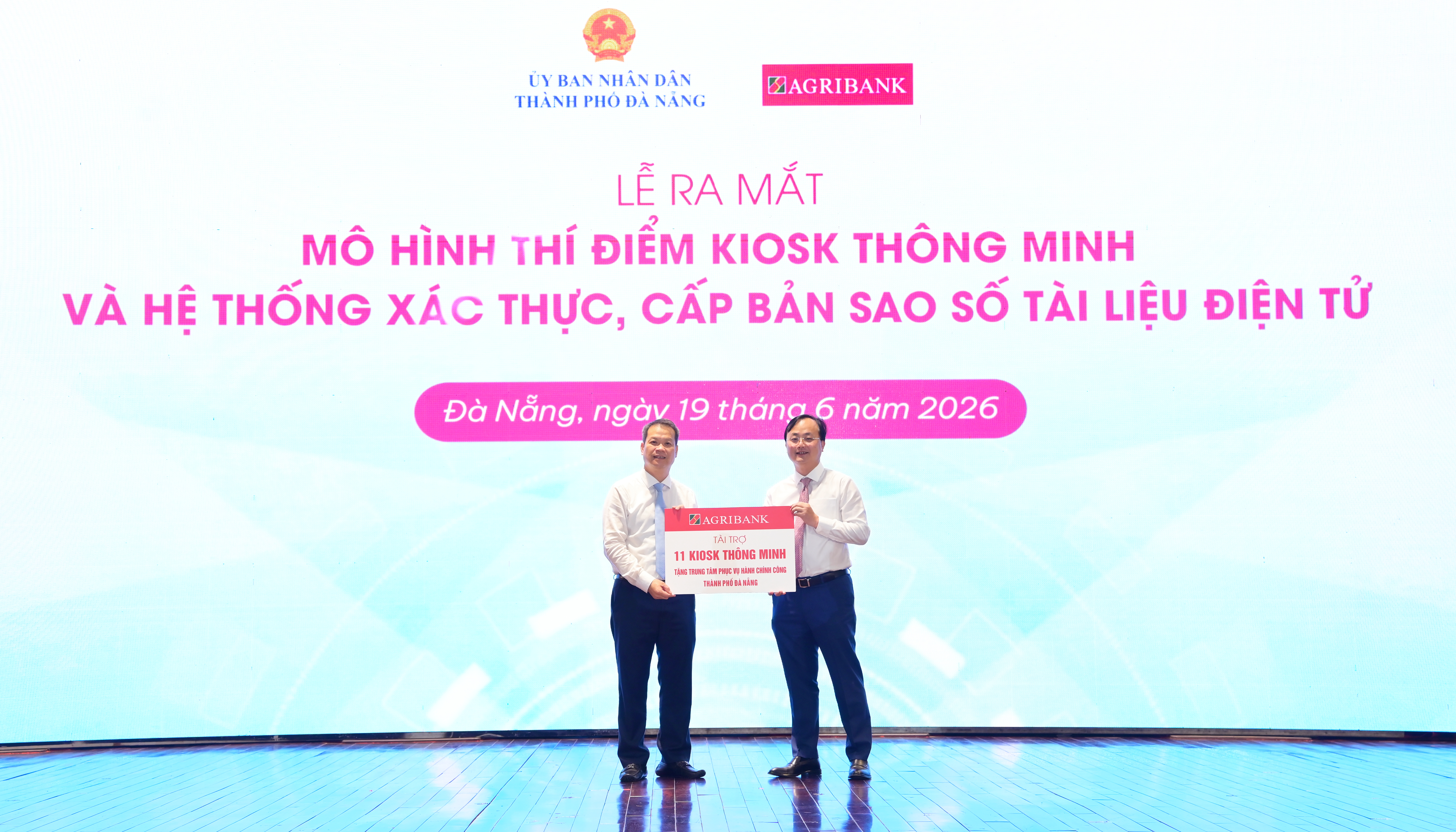 Đồng chí Tô Huy Vũ - Chủ tịch Hội đồng thành viên Agribank trao biểu trưng tài trợ 11 Trạm dịch vụ công số phục vụ người dân thành phố Đà Nẵng