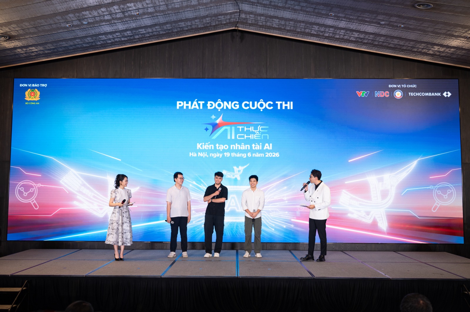 Quán quân AI Thực chiến mùa 1 "truyền lửa" và chia sẻ về học bổng “Điều kỳ diệu của Techcombank” trị giá 1 tỷ USD tới các thí sinh mùa 2. Ảnh: Techcombank