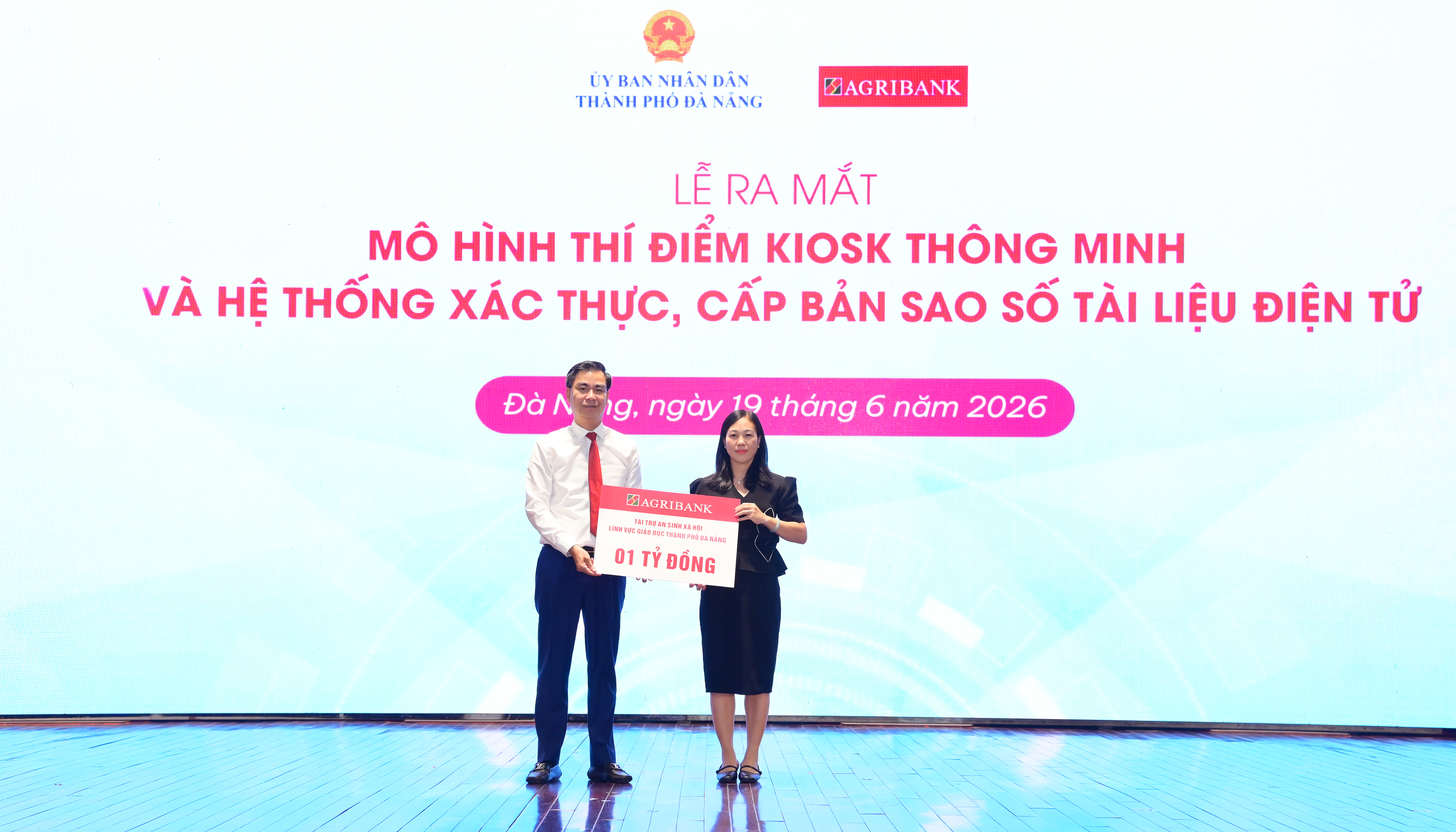 Đồng chí Lê Xuân Trung - Thành viên Hội đồng thành viên Agribank trao tặng khoản tài trợ an sinh xã hội trong lĩnh vực giáo dục trị giá 01 tỷ đồng cho thành phố Đà Nẵng