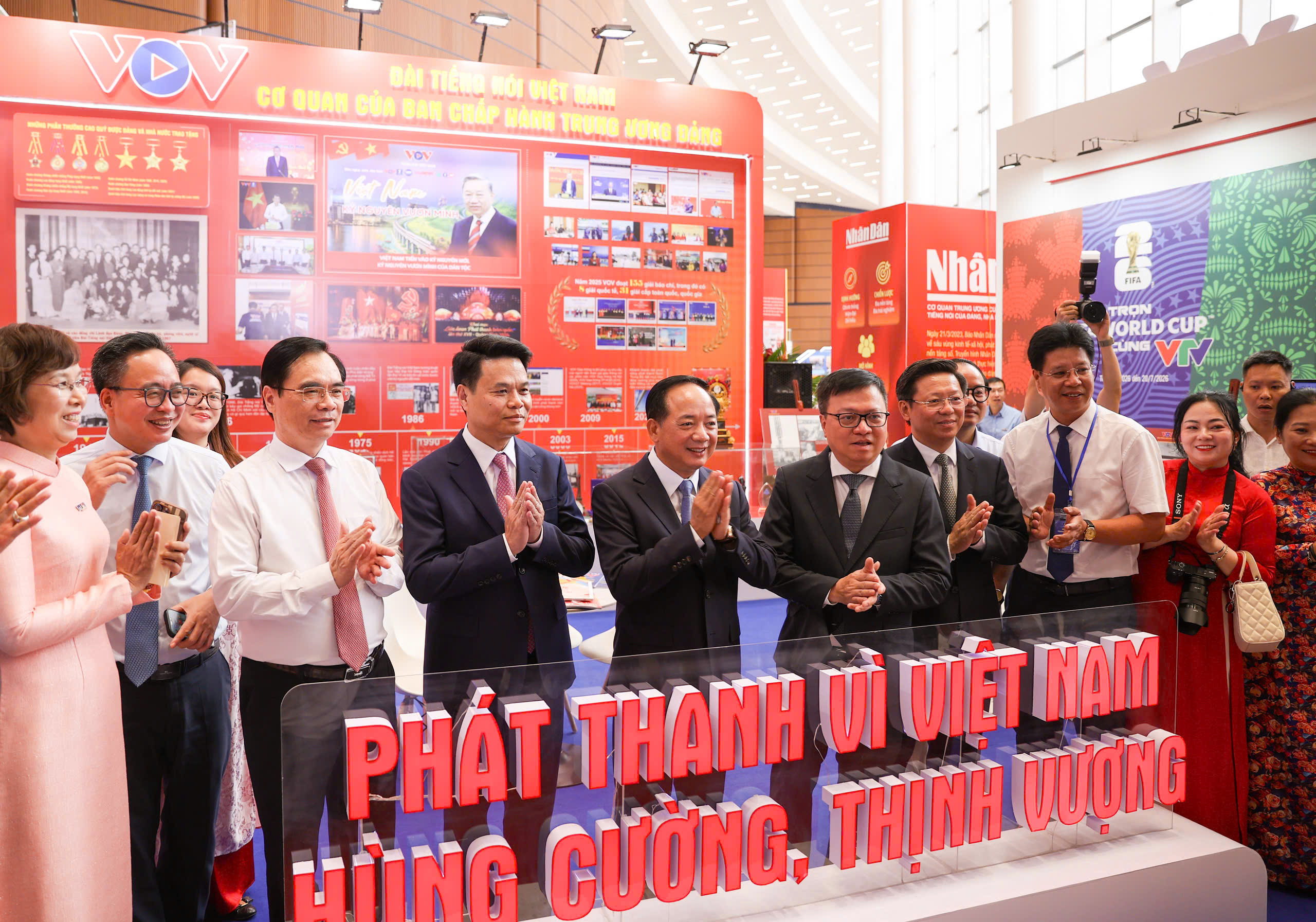 Các lãnh đạo Trung ương và địa phương tới tham quan gian trưng bày của Đài tiếng nói Việt Nam.