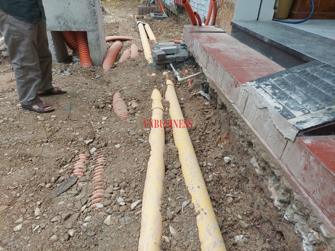 Sau khi lu lèn base của kết cấu vỉa hè, tuyến ống chứa cáp kỹ thuật vẫn lộ rõ.