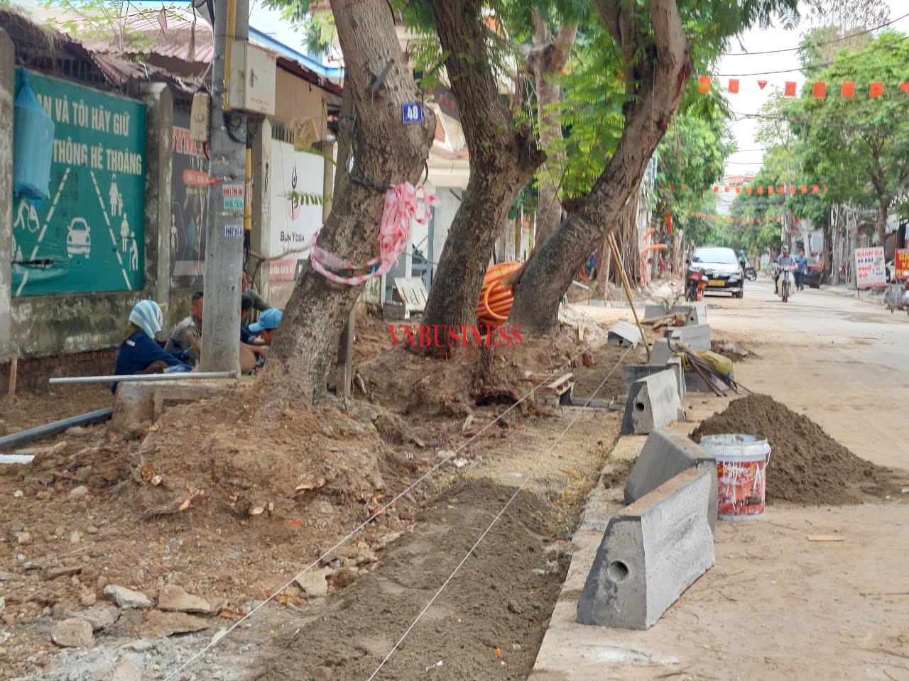 Đào vỉa hè nhưng cây chưa được chằng chống lại tiềm ẩn nguy cơ mất an toàn (ảnh chụp cuối giờ sáng 22/06).