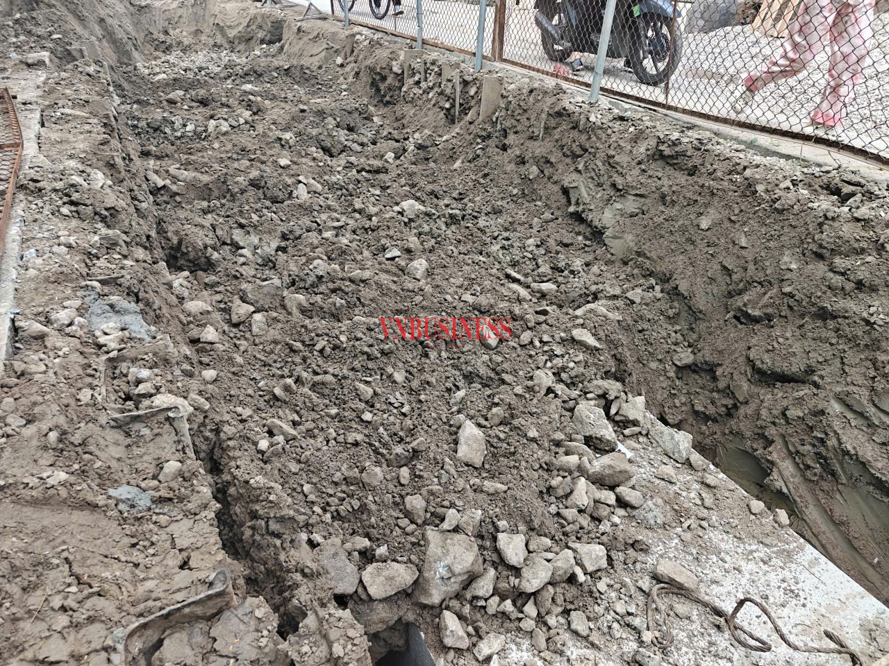 Vật liệu đào trong quá trình đặt cống hộp đã được tận dụng một phần để đắp lưng cống.