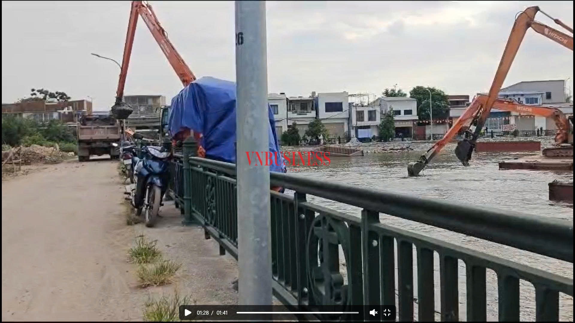 Bùn lỏng được múc thẳng từ dưới hồ lên xe tải thông thường thay vì xe chuyên dụng mà biện pháp thi công trong hồ sơ thiết kế đã đưa ra.