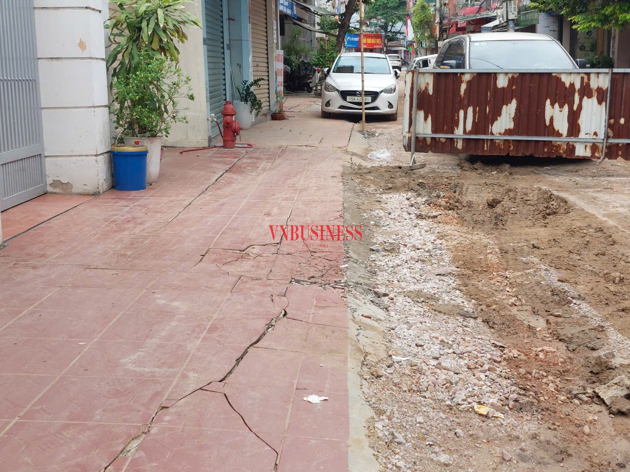 Hầu hết các phần hè và đường còn lại hai bên của đường Trung Lực và Lực Hành đều đã bị lún, vỡ mặt do quá trình thi công.