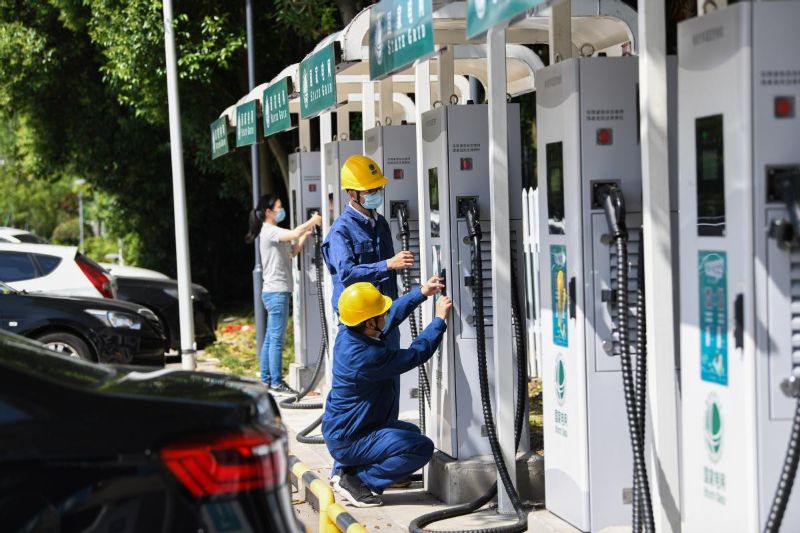 Cuộc đổ bộ của xe điện Trung Quốc làm lộ điểm nghẽn hạ tầng