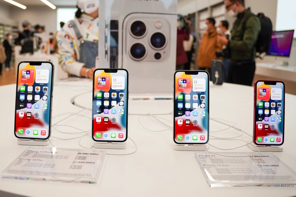Các hệ thống bán lẻ đẩy mạnh giảm giá nhiều dòng iPhone.