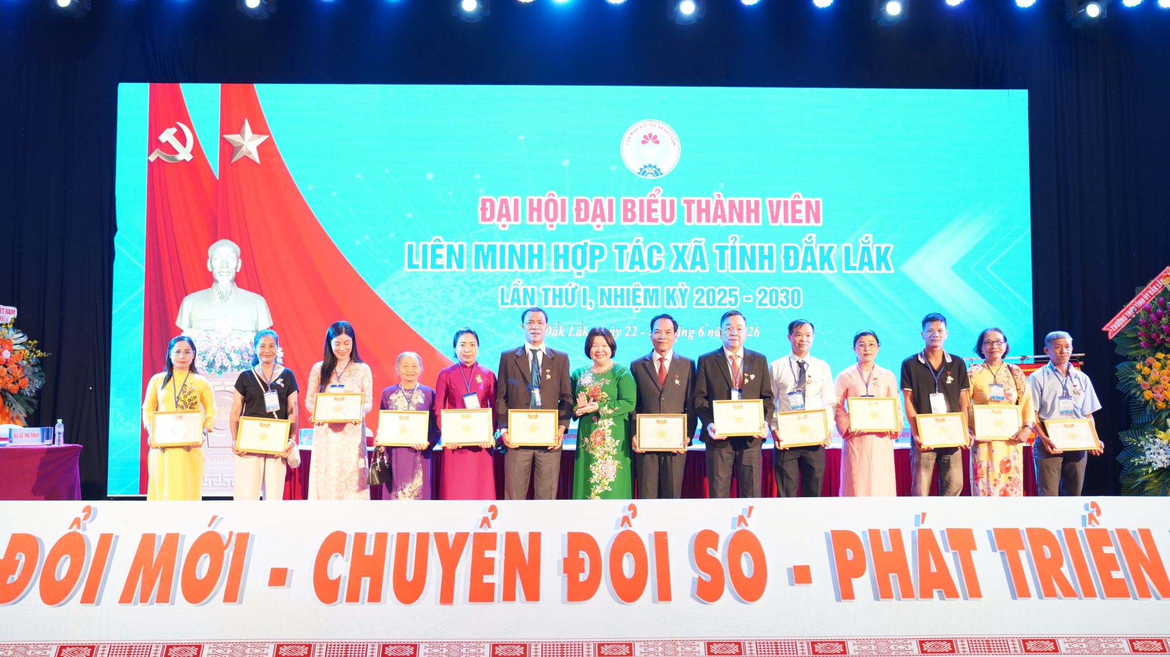 Chủ tịch Liên minh Hợp tác xã Việt Nam﻿ Cao Xuân Thu Vân tặng kỷ niệm chương cho 13 cá nhân.