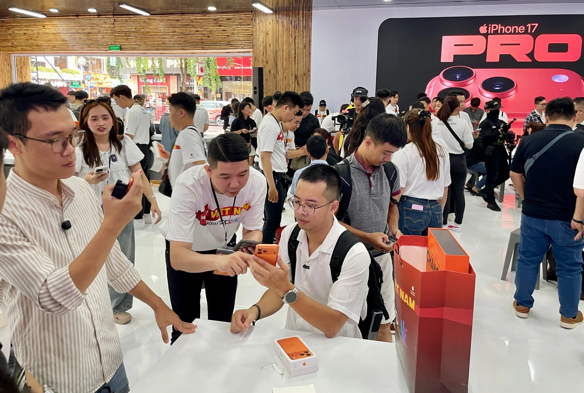 Các hệ thống bán lẻ đẩy mạnh giảm giá nhiều dòng iPhone.