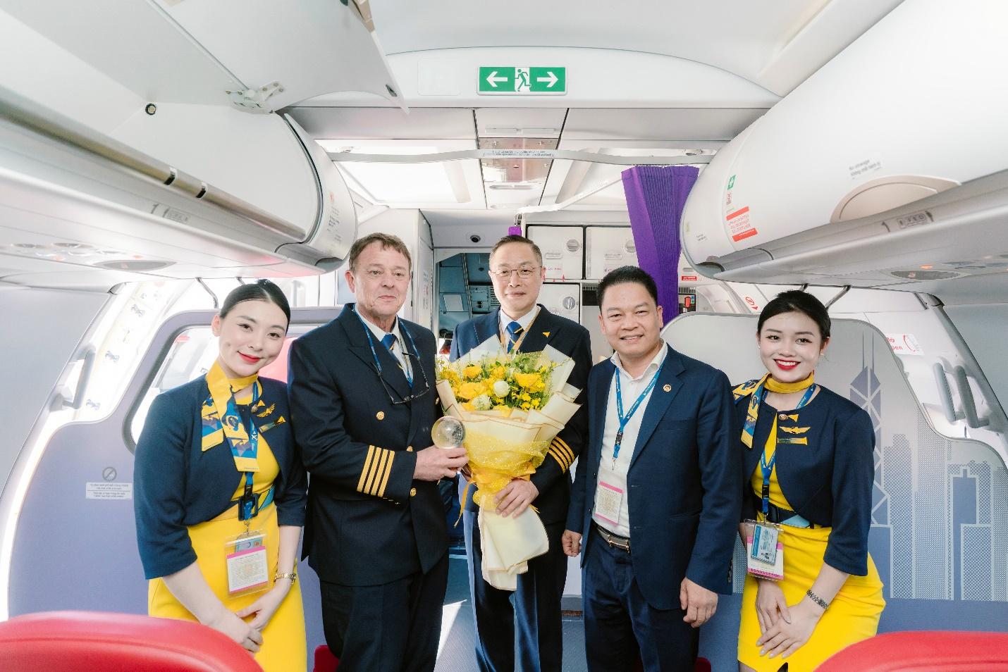 Ông Nguyễn Ngọc Nghị, Phó Tổng Giám đốc T&T Group, Phó Chủ Tịch HĐQT Vietravel Airlines tặng hoa cho tổ bay.