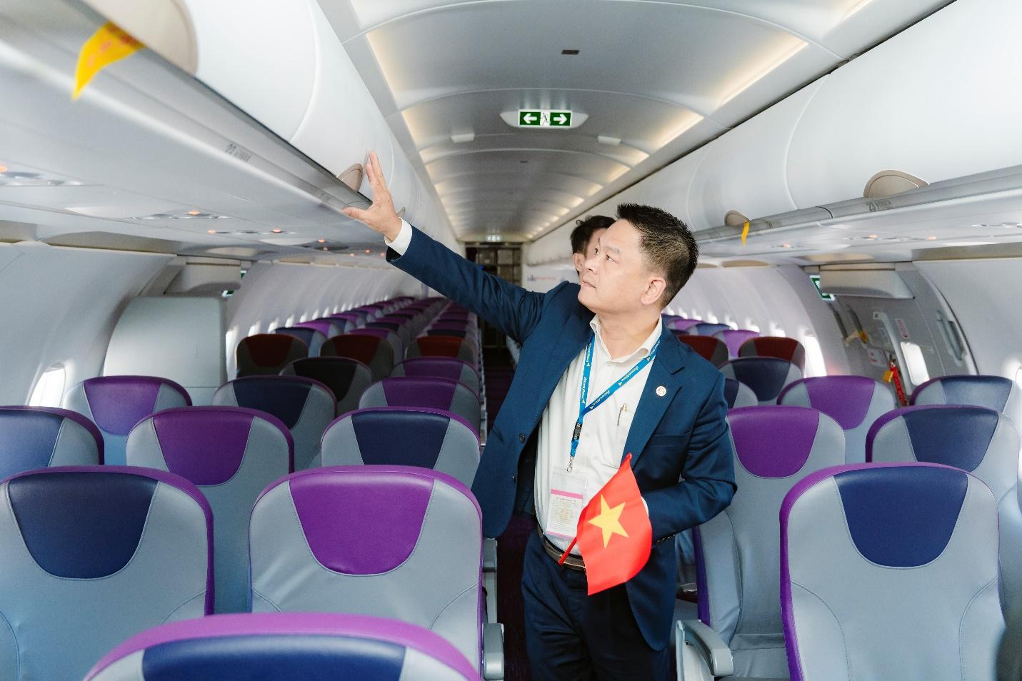 Ông Nguyễn Ngọc Nghị, Phó Tổng Giám đốc T&T Group, Phó Chủ Tịch HĐQT Vietravel Airlines tham quan tàu bay.