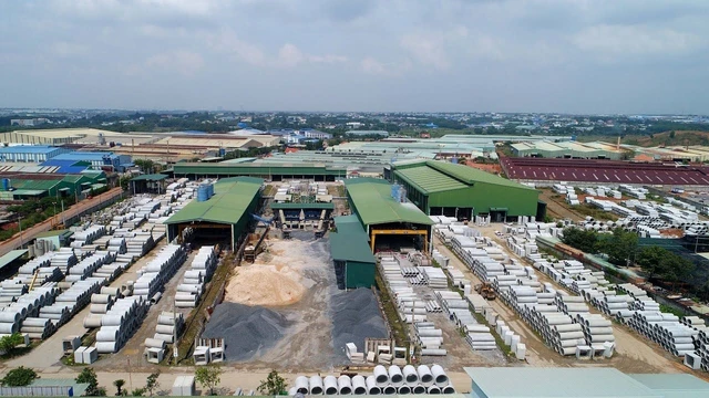 Nghịch lý tại C32: Lo bị thâu tóm nhưng cổ đông lớn lại bán mạnh vùng đỉnh