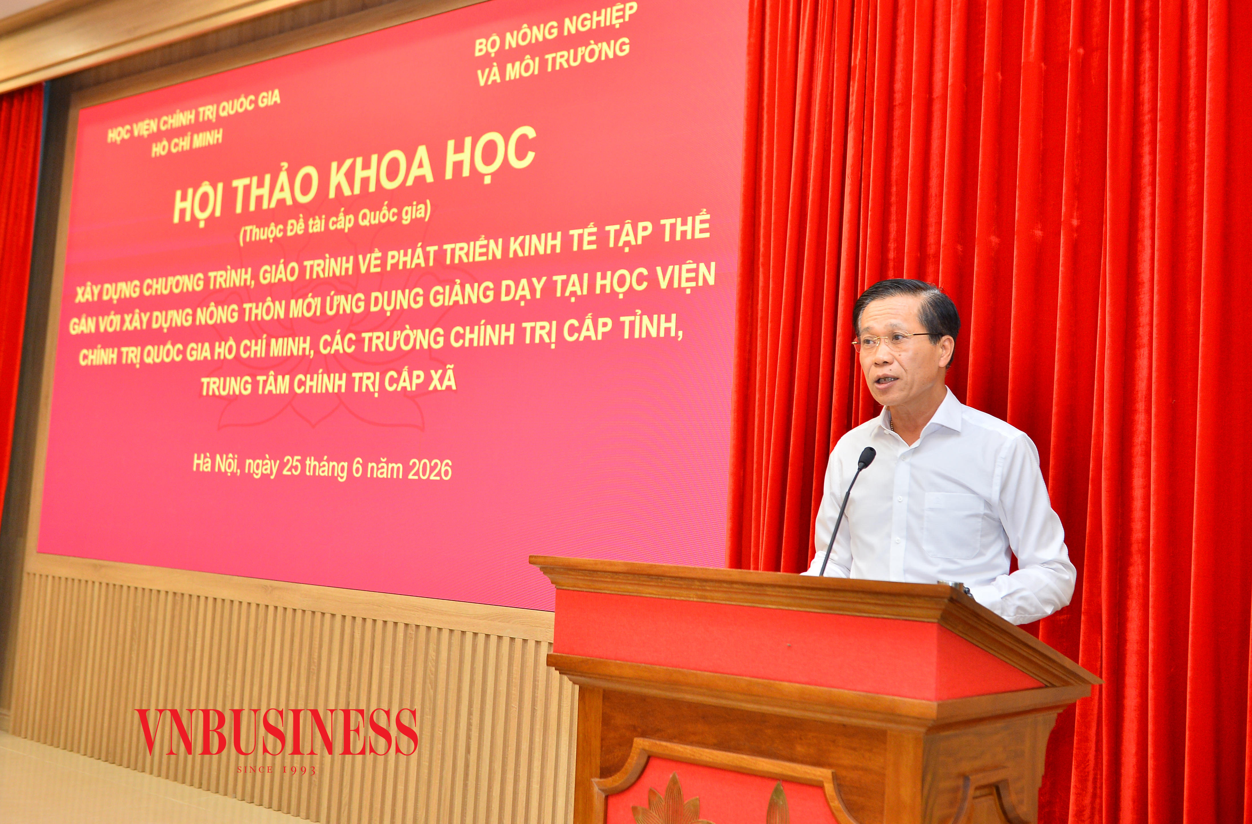 PGS.TS Hoàng Phúc Lâm, Phó Giám đốc Học viện Chính trị Quốc gia Hồ Chí Minh phát biểu chỉ đạo và đề dẫn Hội thảo.