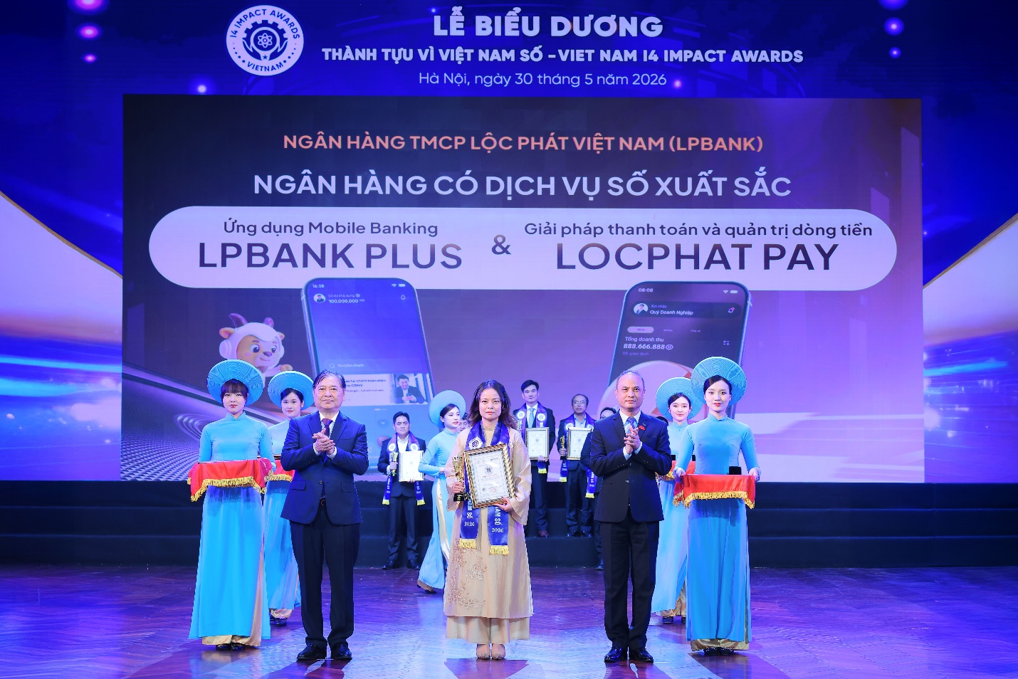 Bà Vũ Nam Hương, Phó Tổng Giám đốc LPBank nhận giải Sản phẩm Dịch vụ xuất sắc cho 2 sản phẩm LPBank Plus và LocPhat Pay.
