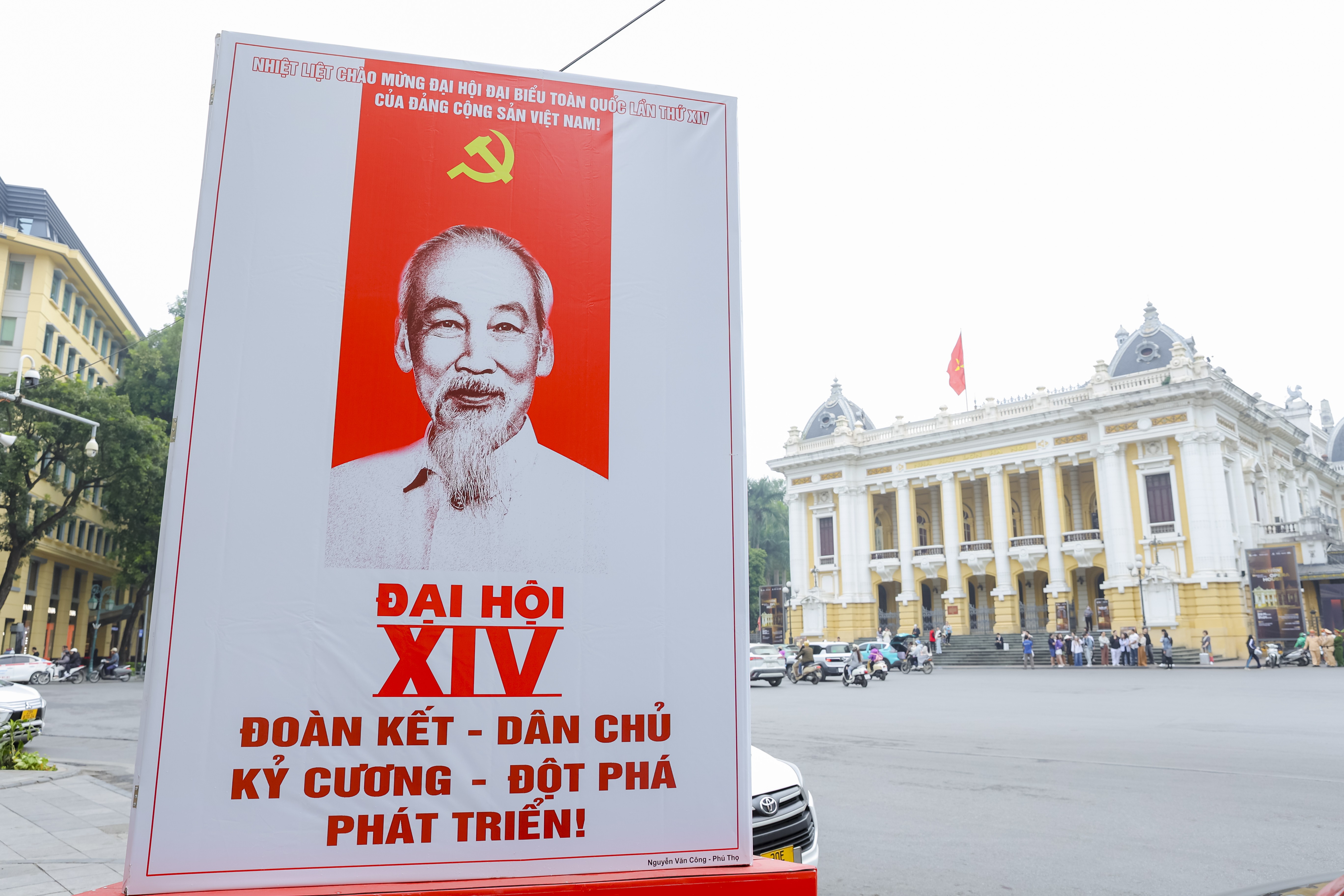 Phát huy vai trò của Mặt trận Tổ quốc Việt Nam và các tổ chức chính trị - xã hội trong nắm bắt, định hướng và tạo đồng thuận xã hội.