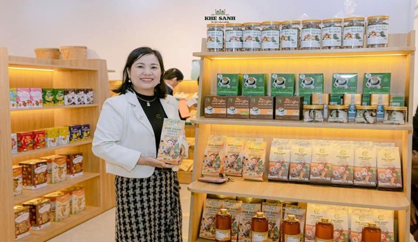 Chị Nguyễn Thị Hằng và sản phẩm cà phê Khe Sanh đạt OCOP 5 sao. Ảnh: HTX Nông sản Khe Sanh