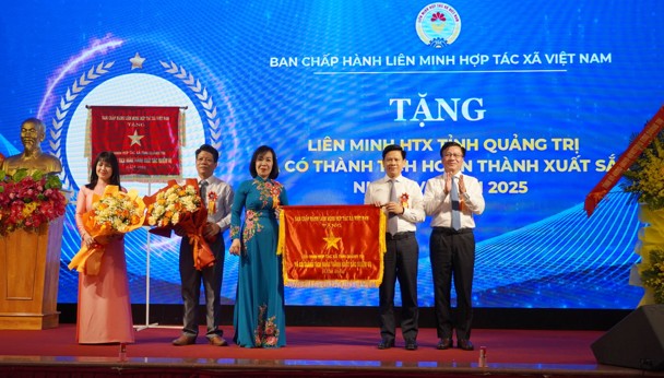 Liên minh Hợp tác xã tỉnh Quảng Trị nhận cờ thi đua (Ảnh: Liên minh HTX tỉnh)