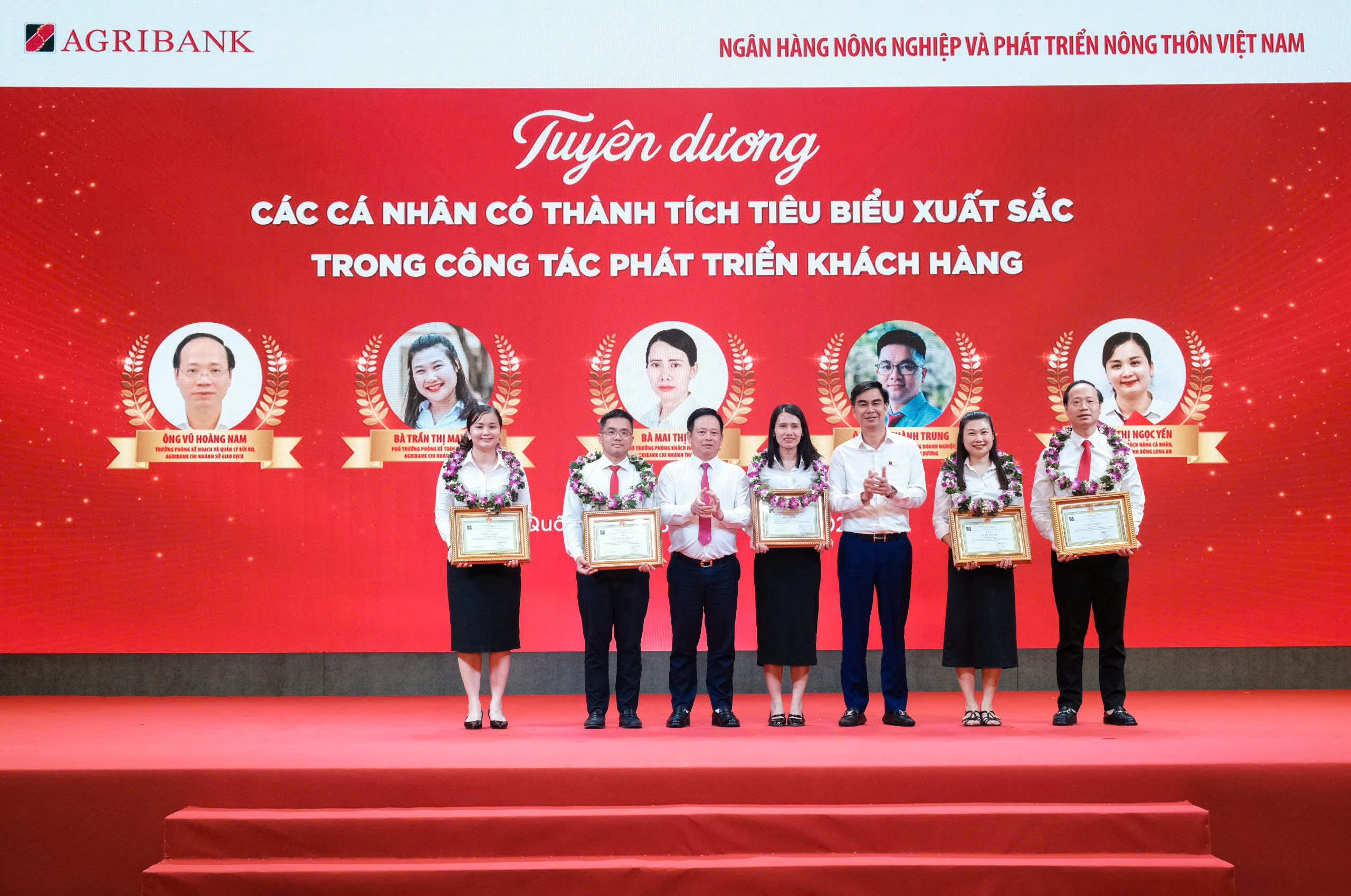 Đồng chí Lê Xuân Trung - Ủy viên Ban Thường vụ Đảng ủy, Thành viên Hội đồng thành viên và đồng chí Hoàng Minh Ngọc - Phó Tổng Giám đốc Agribank trao Giấy khen cho 05 cá nhân tiêu biểu có nhiều đóng góp xuất sắc trong công tác phát triển khách hàng.
