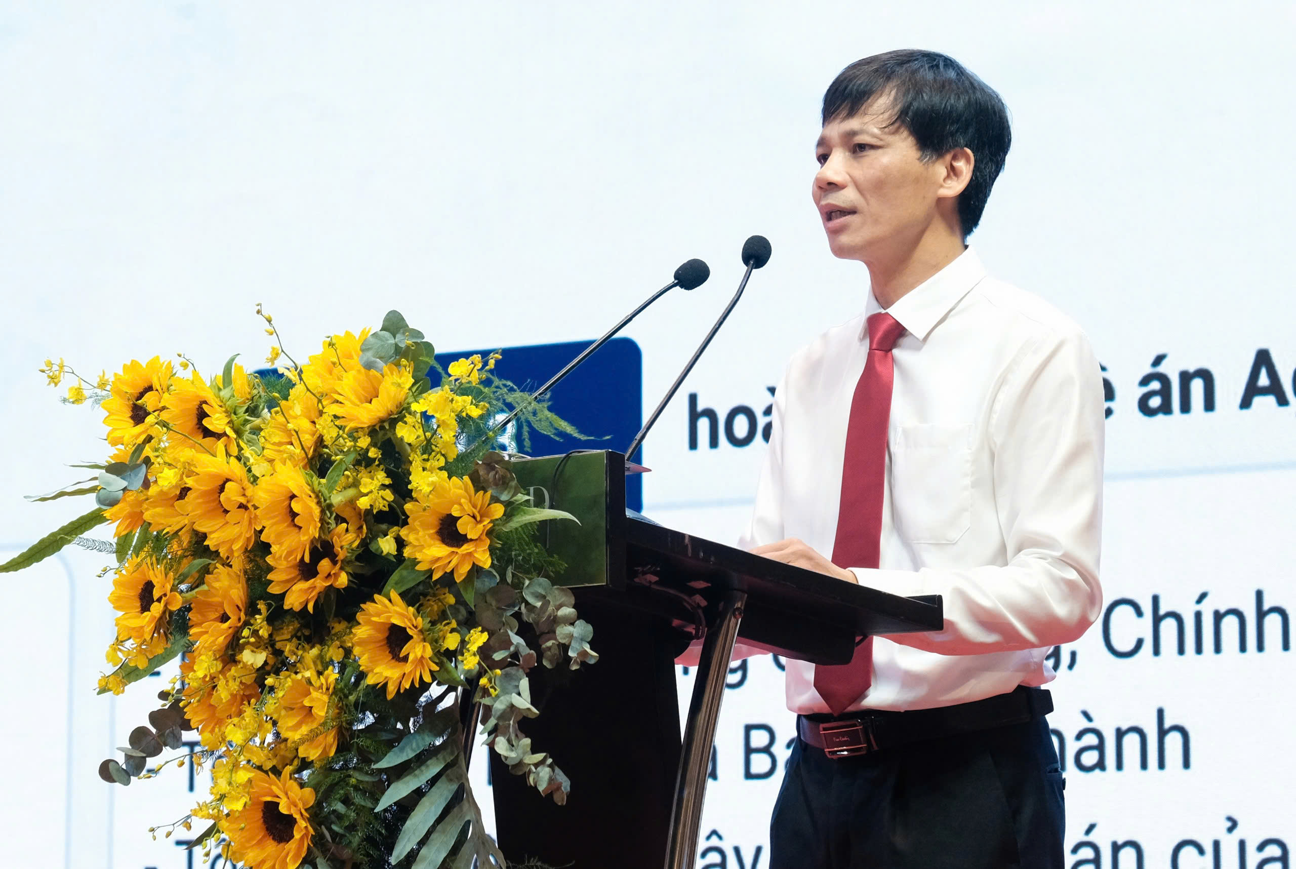 Đồng chí Hoàng Thiện Hải - Trưởng Ban Kế hoạch chiến lược trình bày Đề án phát triển khách hàng giai đoạn 2026-2030.