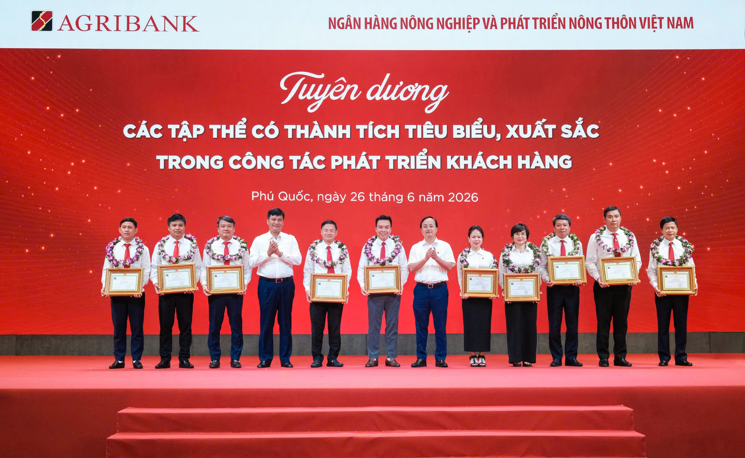 Đồng chí Tô Huy Vũ - Chủ tịch Hội đồng thành viên, Chủ tịch Hội đồng Thi đua - Khen thưởng Agribank và đồng chí Phạm Toàn Vượng - Tổng Giám đốc, Phó Chủ tịch Hội đồng Thi đua - Khen thưởng Agribank trao Giấy khen cho 10 chi nhánh loại I đạt thành tích xuất sắc trong công tác phát triển khách hàng.