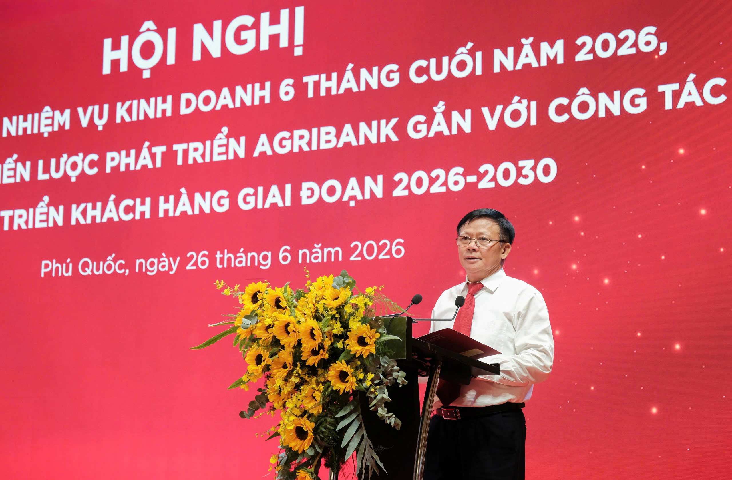 Đồng chí Nguyễn Quang Hùng - Ủy viên Ban Thường vụ Đảng ủy, Phó Tổng Giám đốc phát biểu ý kiến tại Hội nghị.