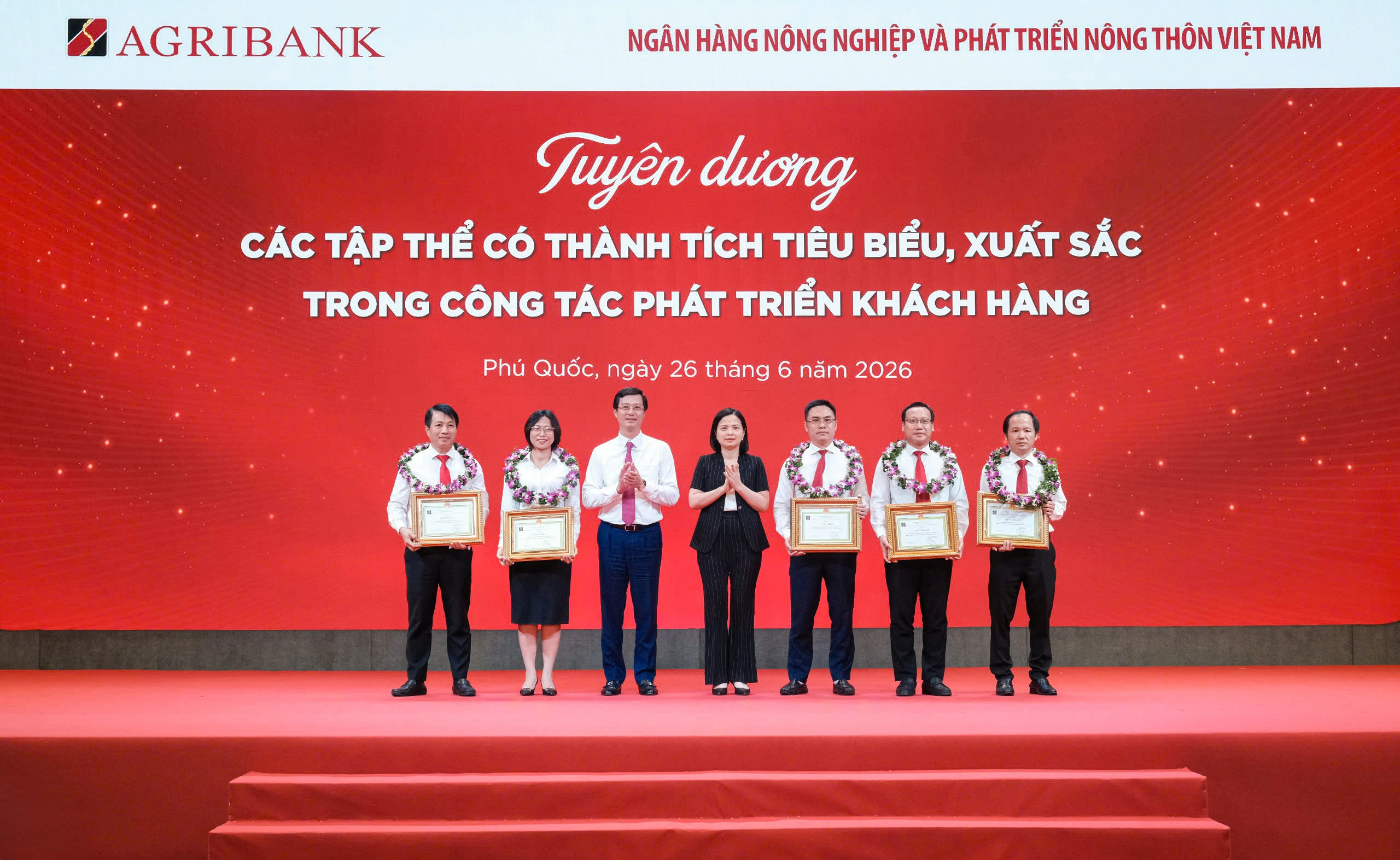 Đồng chí Nguyễn Thị Thảo - Ủy viên Ban Thường vụ Đảng ủy, Thành viên Hội đồng thành viên, Phó Chủ tịch Hội đồng Thi đua - Khen thưởng và đồng chí Đỗ Đức Thành - Phó Tổng Giám đốc trao Giấy khen cho 05 chi nhánh loại II có thành tích xuất sắc trong công tác phát triển khách hàng.