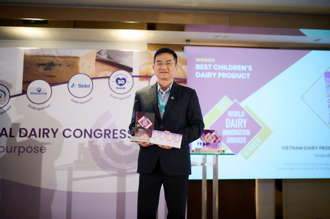 Ông Nguyễn Quang Trí – Giám đốc Điều hành Marketing Vinamilk cùng ông Đỗ Thanh Tuấn – Giám đốc Đối Ngoại Vinamilk nhận vinh danh tại Giải thưởng Đổi mới sáng tạo ngành Sữa toàn cầu 2026, Barcelona – Tây Ban Nha. Ảnh: Xavier