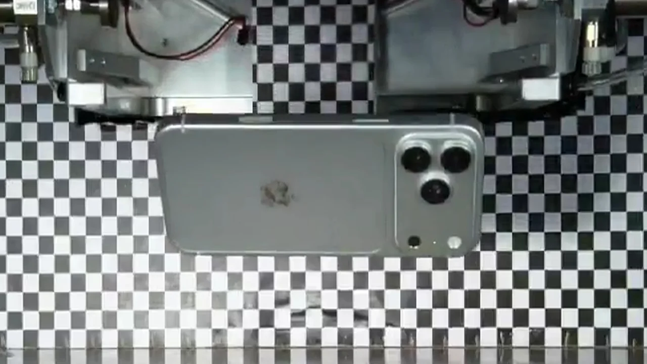 Nguyên mẫu iPhone 18 Pro được cho là xuất hiện trong video thử nghiệm.