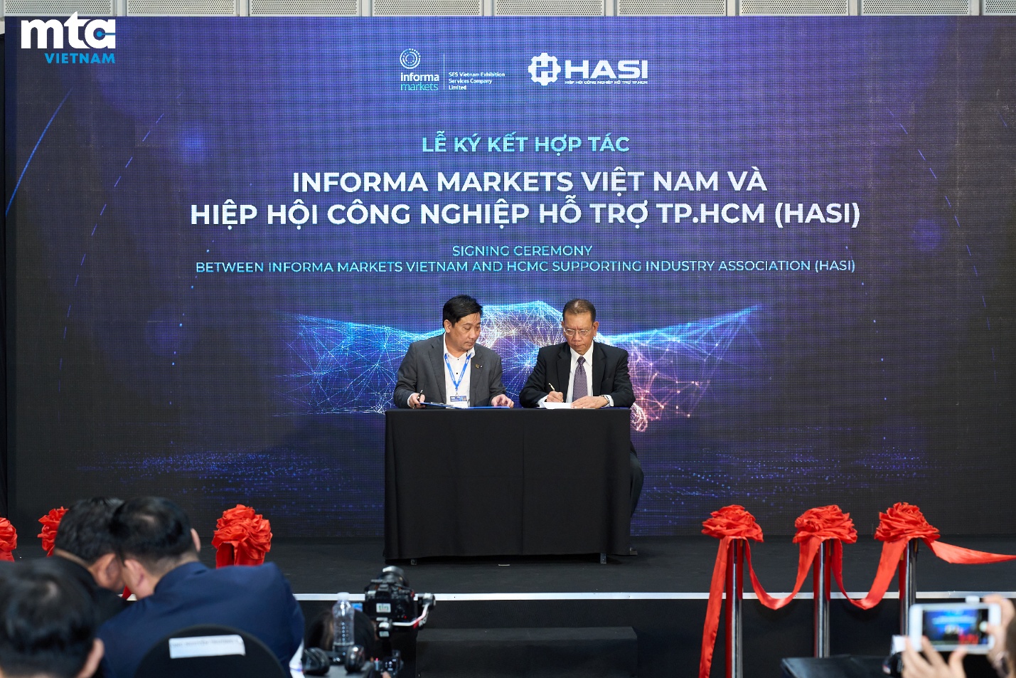 Đại diện Informa Markets Việt Nam và Chủ tịch HASI ký kế hợp tác.
