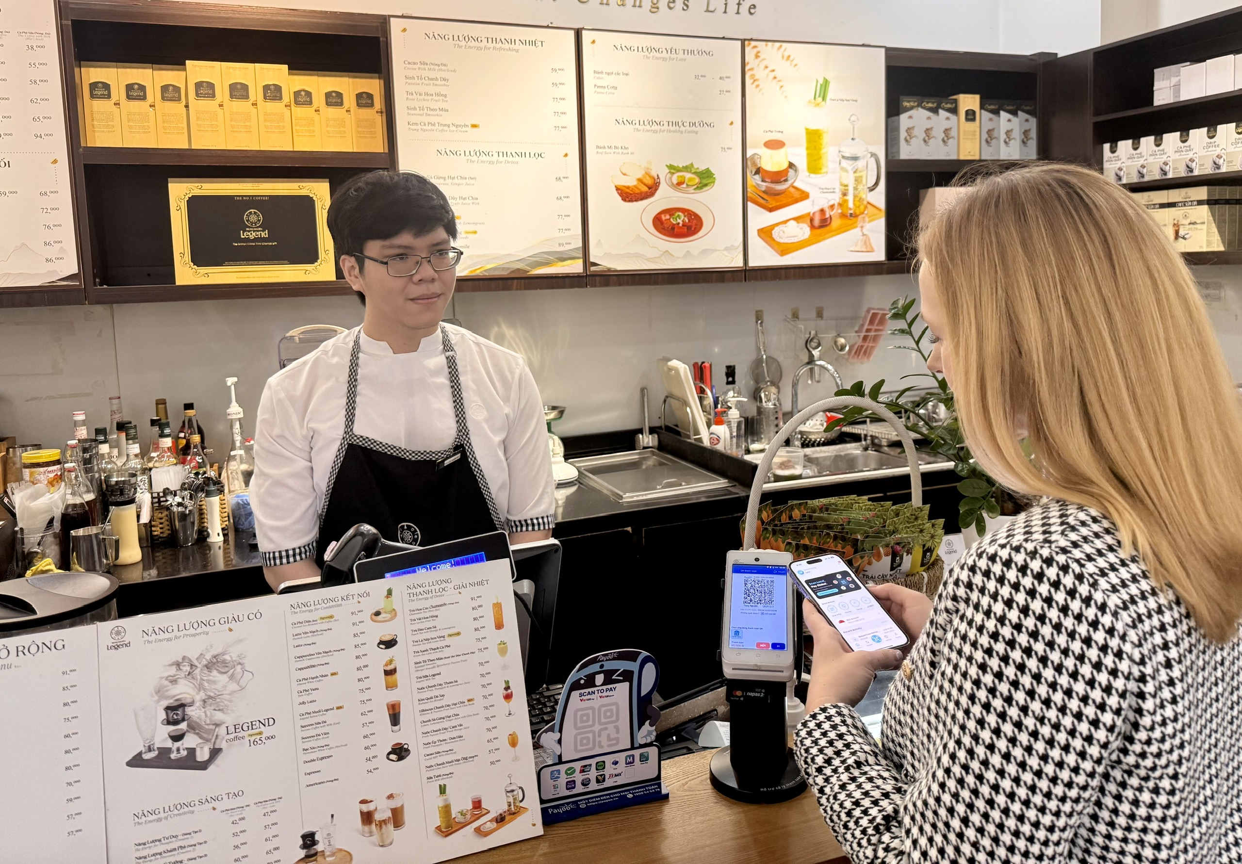 Người dùng các ứng dụng thanh toán tại Singapore có thể quét mã VietQRGlobal để thanh toán tại các điểm chấp nhận thanh toán ở Việt Nam mà không cần đổi tiền mặt hay sử dụng thẻ ngân hàng.