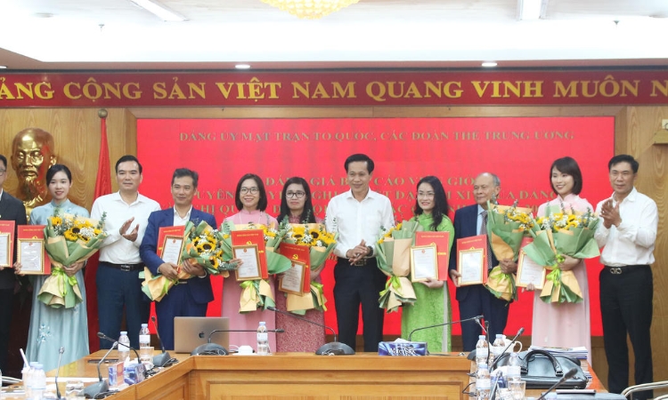 Xây dựng đội ngũ báo cáo viên thực sự là chiến sĩ xung kích trên mặt trận tư tưởng của Đảng
