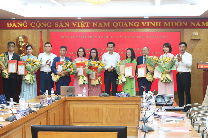Hội đồng đánh giá trao Giấy chứng nhận và tặng hoa chúc mừng các báo cáo viên giỏi tham dự chương trình.