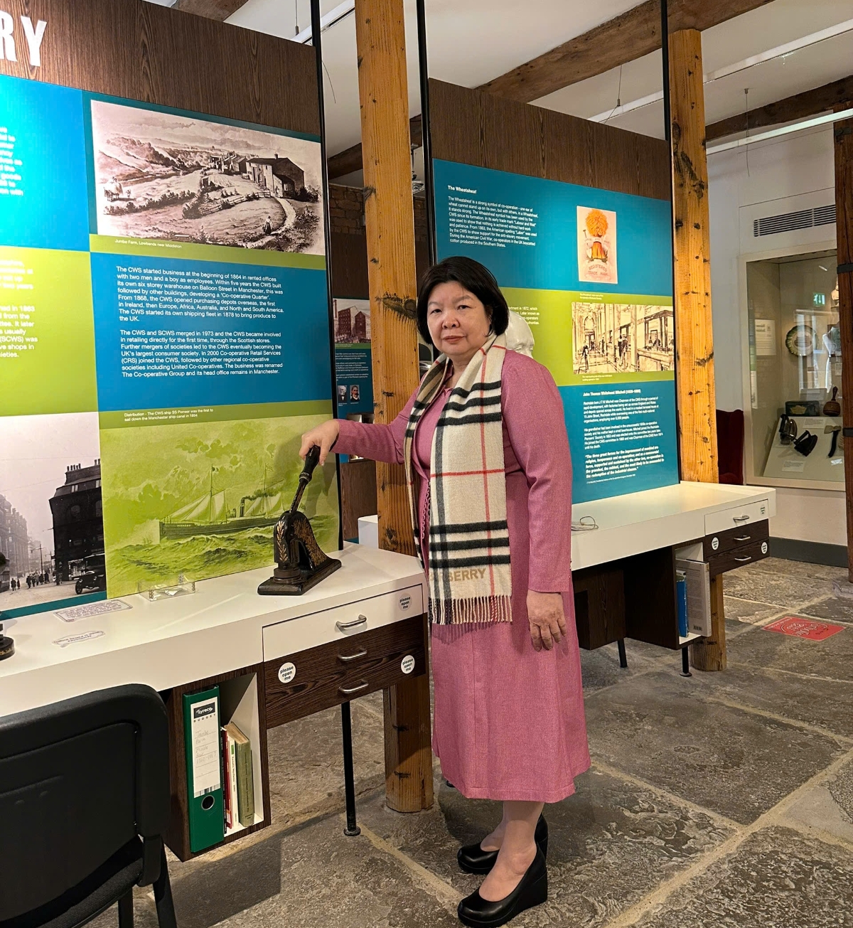 Chủ tịch Liên minh HTX Việt Nam Cao Xuân Thu Vân tại Bảo tàng Rochdale Pioneers