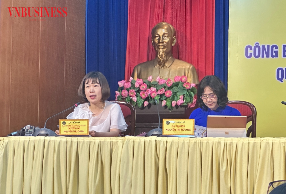 Bà Nguyễn Thu Oanh, Trưởng ban Thống kê dịch vụ và giá, Cục Thống kê (áo trắng).