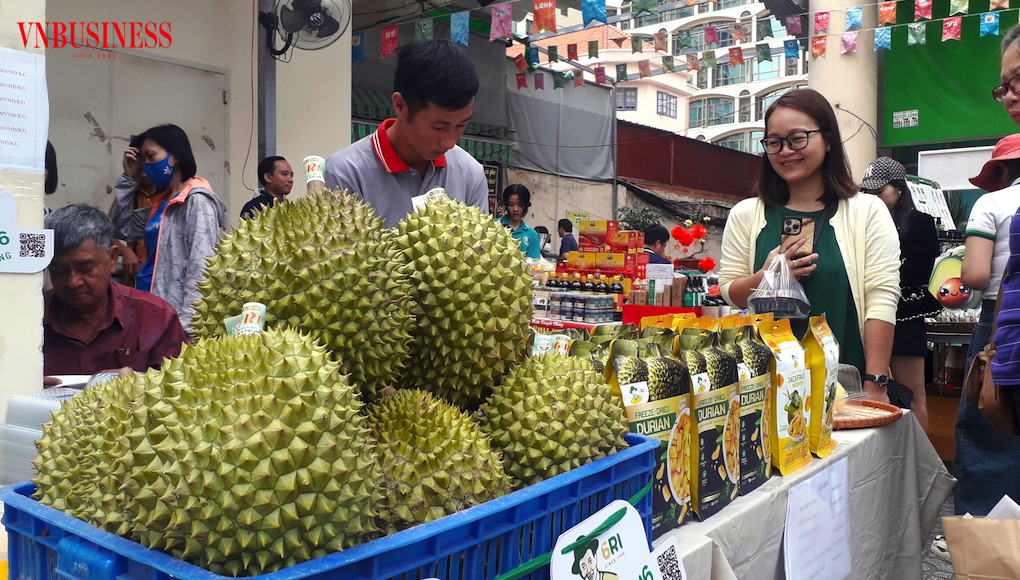 Sầu riêng thu hoạch tại Nghĩa Trung được tiêu thụ ổn định nhờ liên kết HTX và doanh nghiệp, từng bước xây dựng niềm tin thị trường từ nguồn gốc rõ ràng, minh bạch.