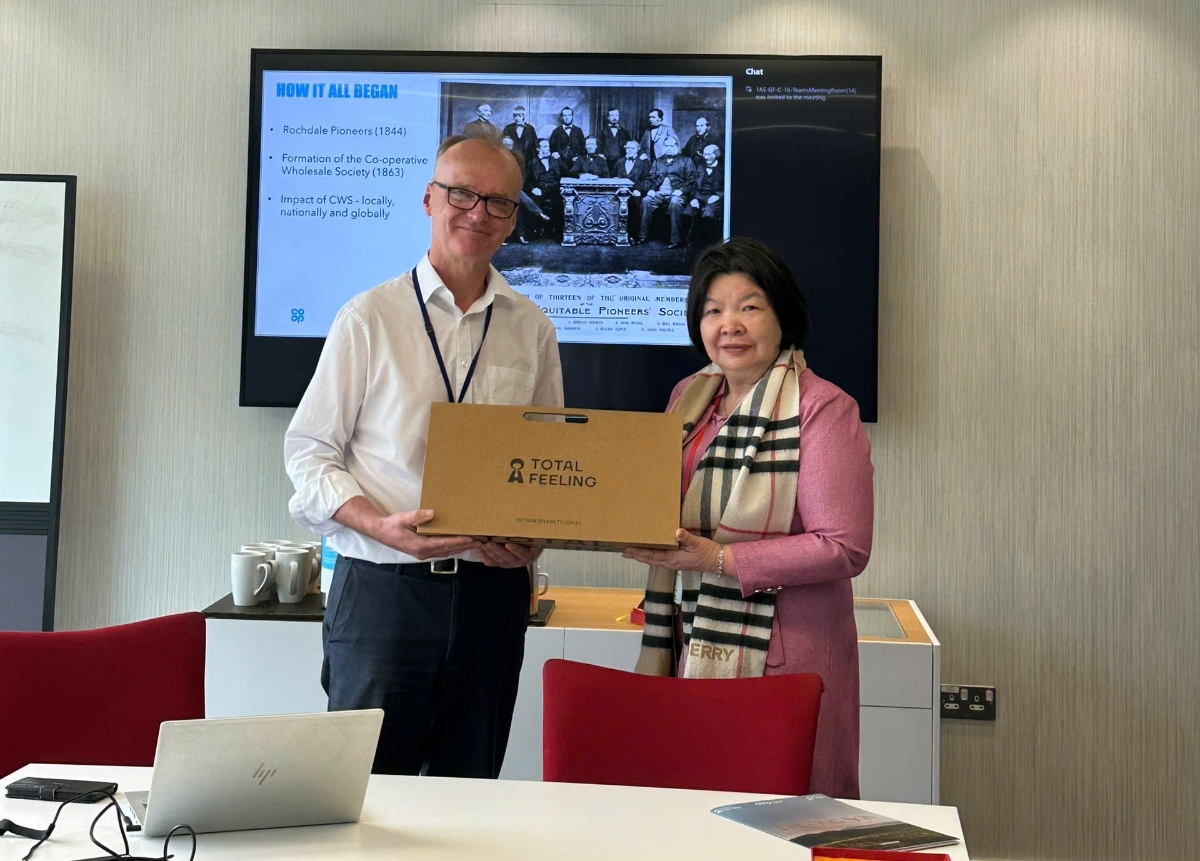 Chủ tịch Liên minh HTX Việt Nam Cao Xuân Thu Vân và ông Russell Gill, Trưởng bộ phận Co-operative Reach của Co-operative Group.
