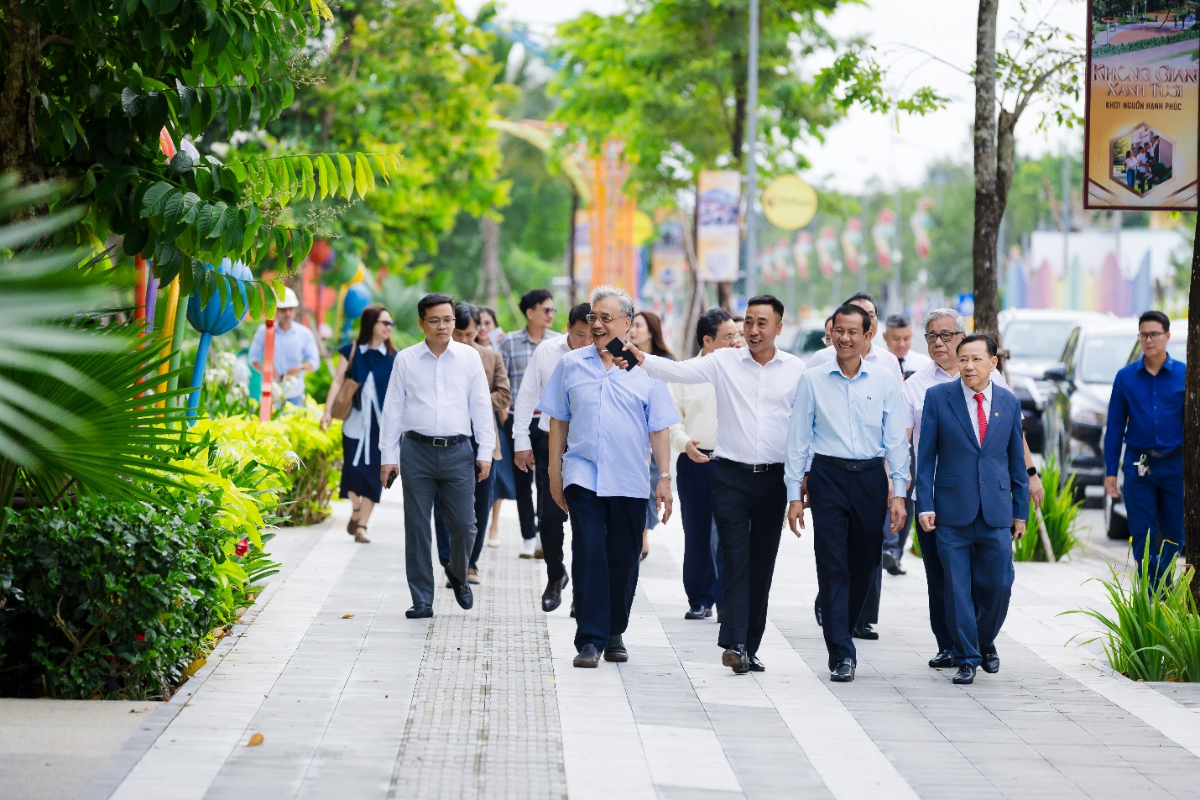Lãnh đạo địa phương và các chuyên gia tham quan dự án đô thị đồng bộ, hiện đại đang hiện hữu tại Vĩnh Long.