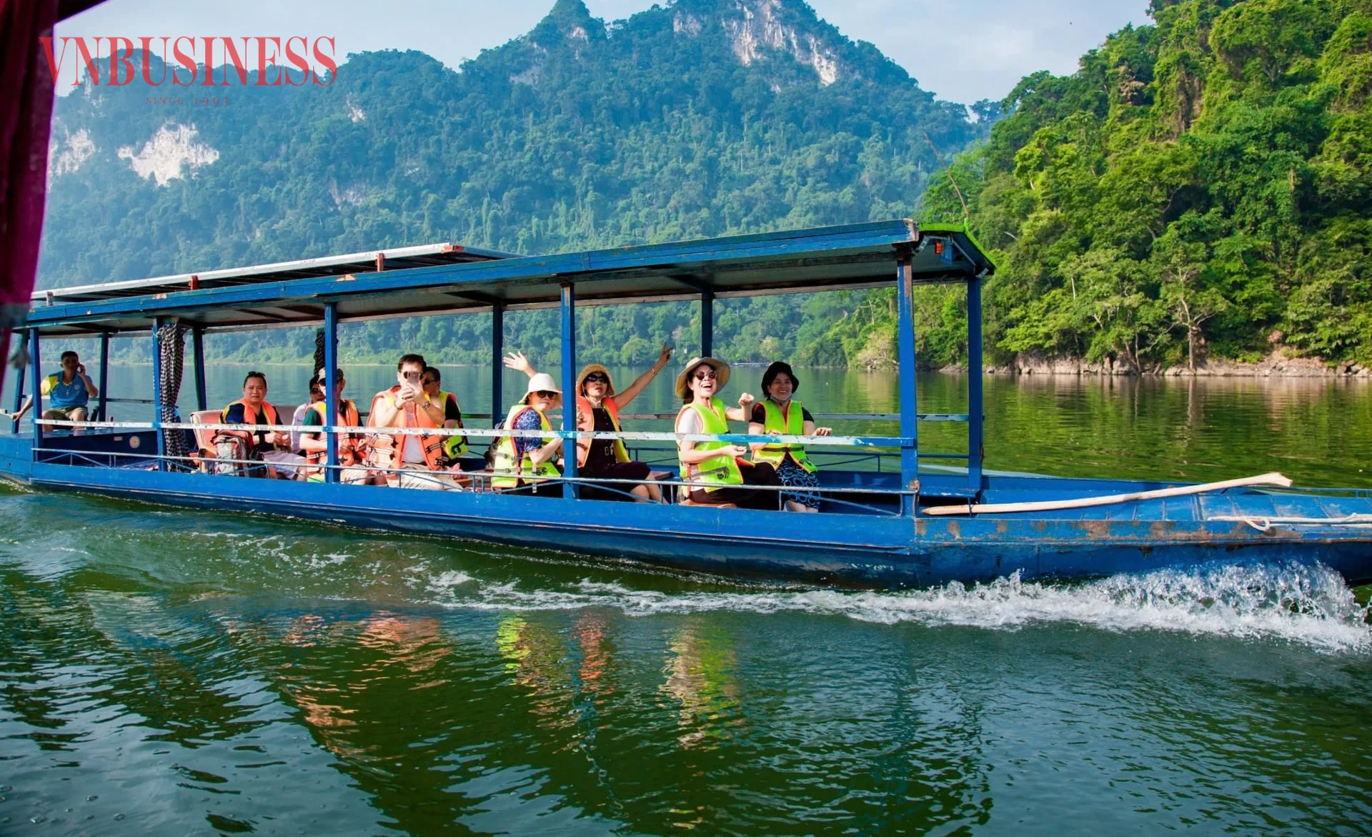 Trong 6 tháng đầu năm 2026, khách quốc tế đến Việt Nam đạt gần 12,3 triệu lượt, tăng 14,9%.